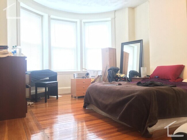 Building Photo - No Brokers Fee, No Security Deposit, Heat,...