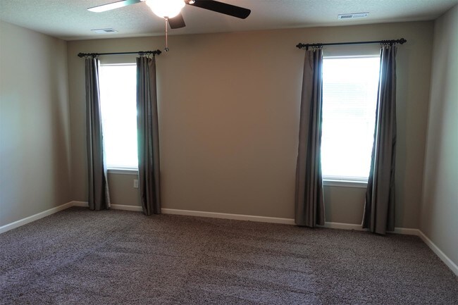 Foto del edificio - 166 McConnell Rd