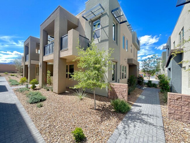 Building Photo - This spectacular 3-bed condo located acros...