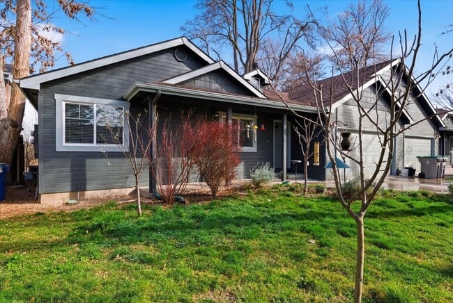 Building Photo - 3 Bedroom, 2 Bath, with 2 Car Garage Located on the Central Bench Rim