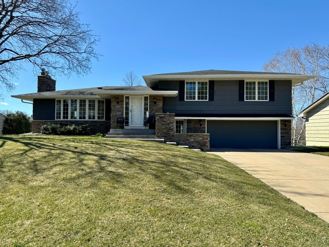 Primary Photo - Beautiful 4 Bedroom Home for Rent in Edina...