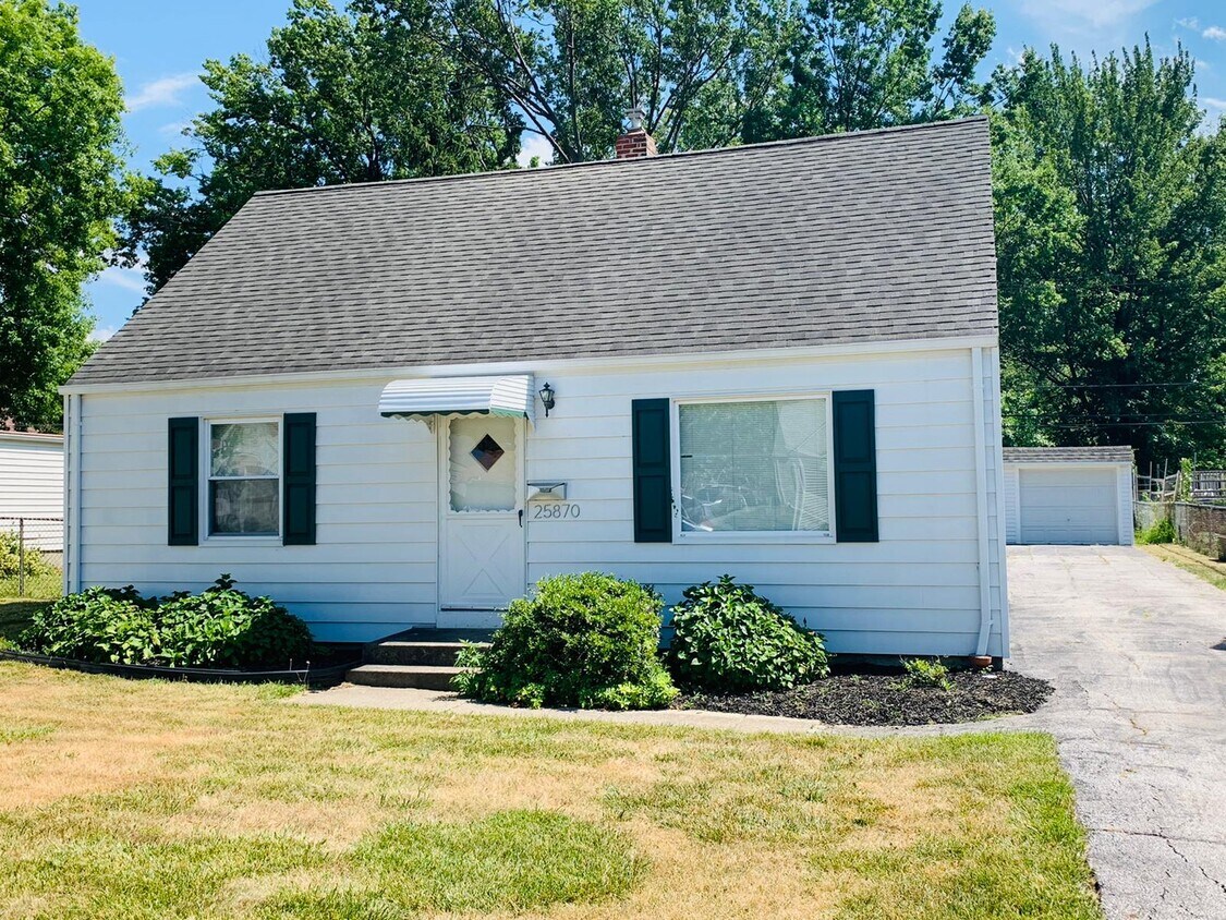 Foto principal - 25870 Briardale Ave