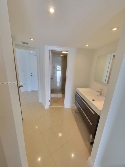 Building Photo - 3301 N Country Club Dr