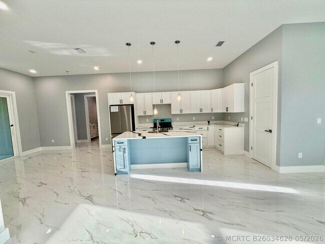 Building Photo - 660 NE Moss Rose Pl