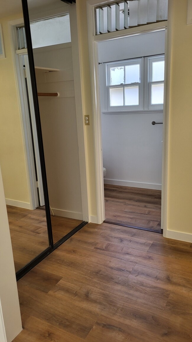 Hall area, mirrored closet, and bathroom entrance - 409