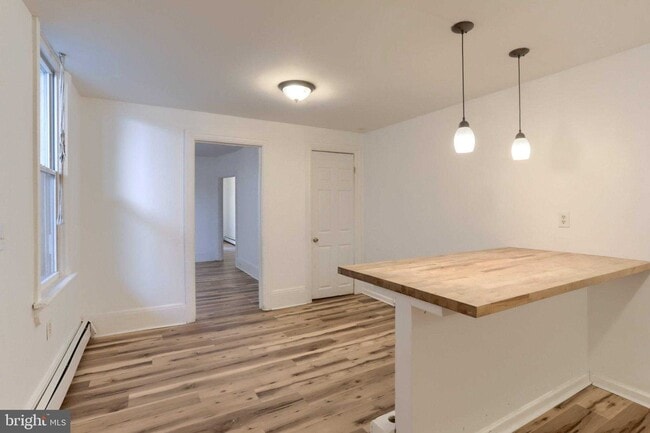 Building Photo - 825 Scull St