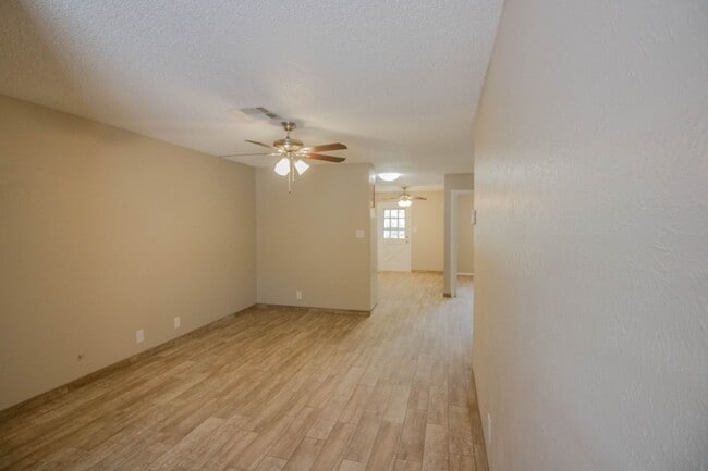 Building Photo - 203 N Scenic Dr