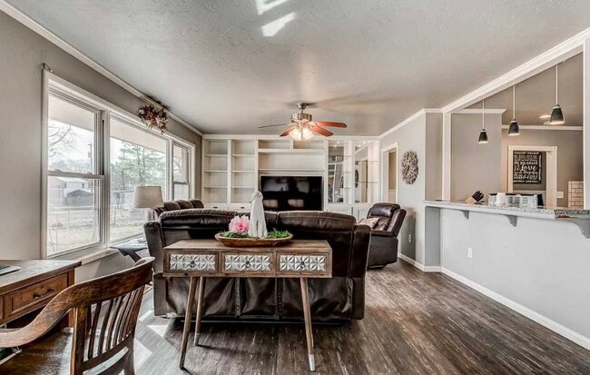 Building Photo - 1001 N Skyline St