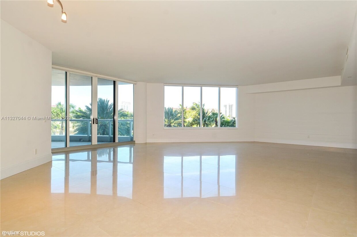 Primary Photo - 3 br, 3.5 bath Condo - 21200 NE 38th Ave A...