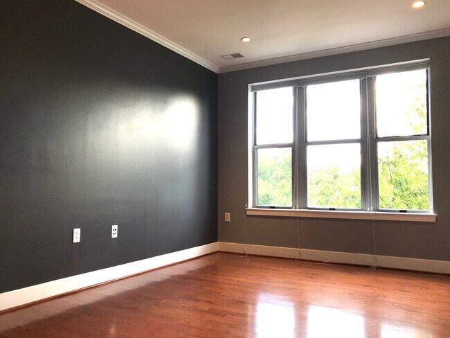 Living Room - Empty - 1800 Wilson Blvd