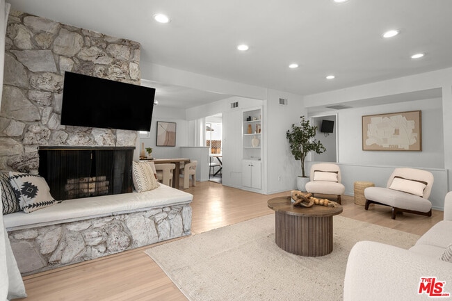 Foto del edificio - 6119 Goodland Ave