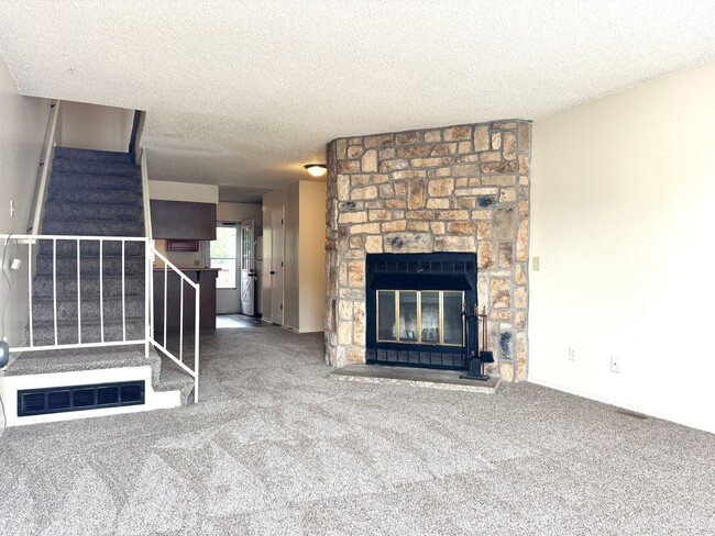 Building Photo - ADORABLE TOWNHOME