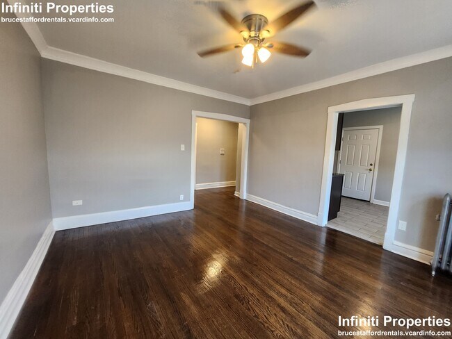Foto del edificio - 3114 W 61st St