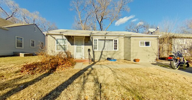 Building Photo - Fenced-in Yard + Off-Street Parking + Wash...