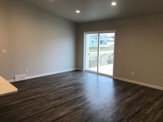 Building Photo - 4 bed 3 bath