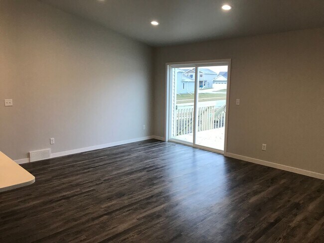 Foto del edificio - 4 bed 3 bath