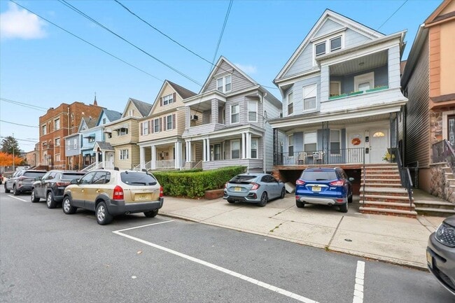 Building Photo - 98 W 47th St