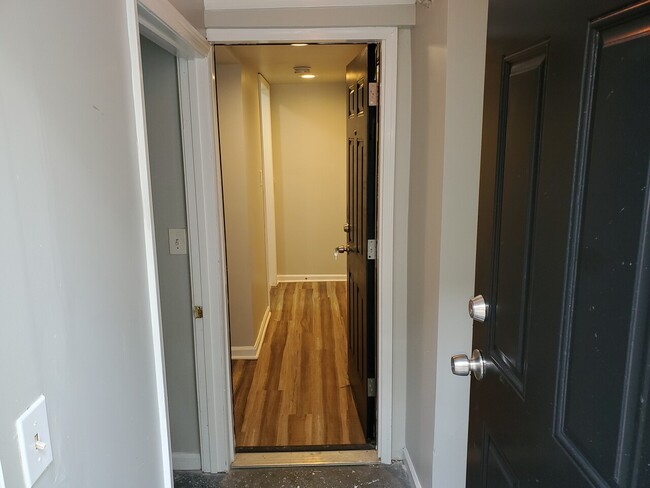 Building Photo - Cozy split level apartment
