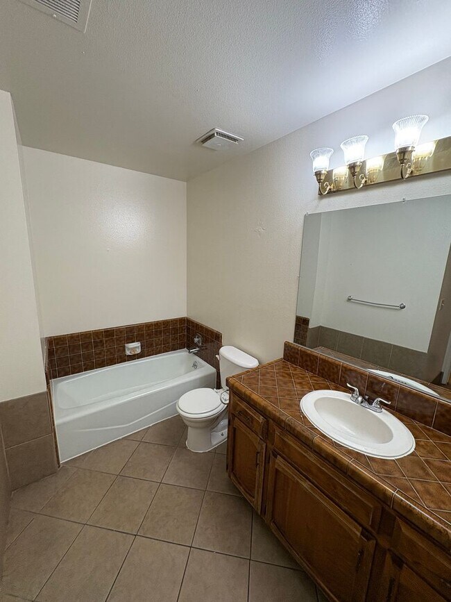 Foto del edificio - Move in ready apartment available now!