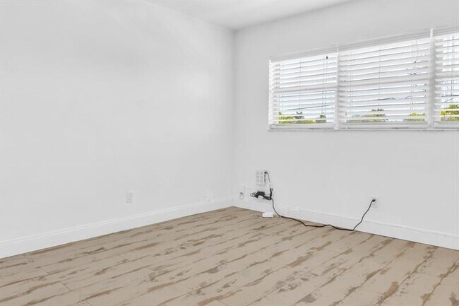 Foto del edificio - 2455 NE 51st St