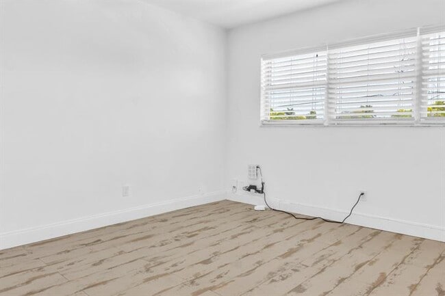 Building Photo - 2455 NE 51st St