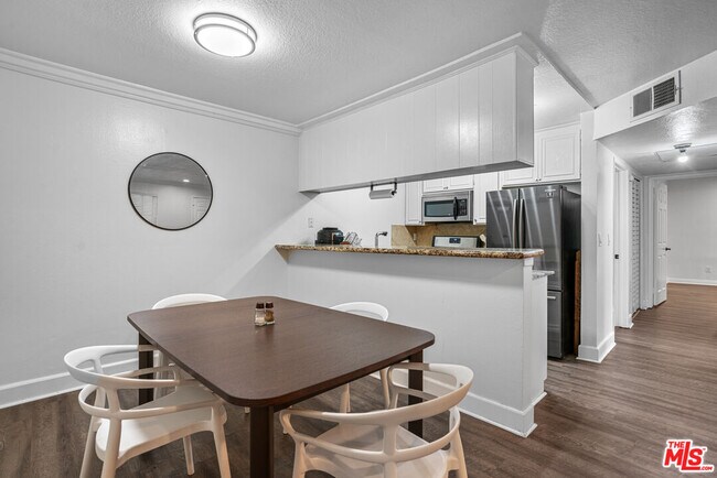 Foto del edificio - 7035 Woodley Ave