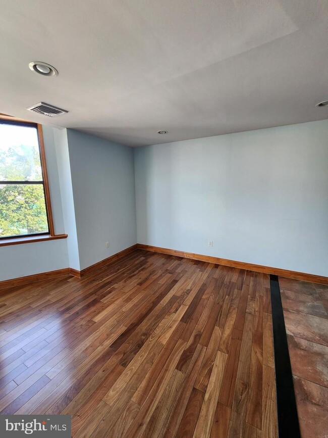 Building Photo - 1338 W Girard Ave