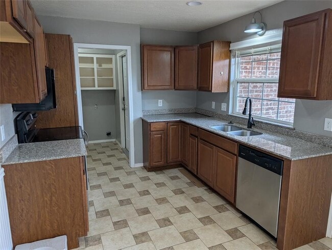 Foto del edificio - 16904 Meadow Lake Cir