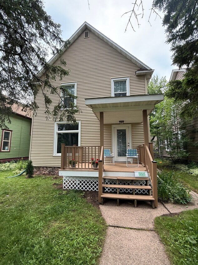 Foto principal - 2325 E 5th St