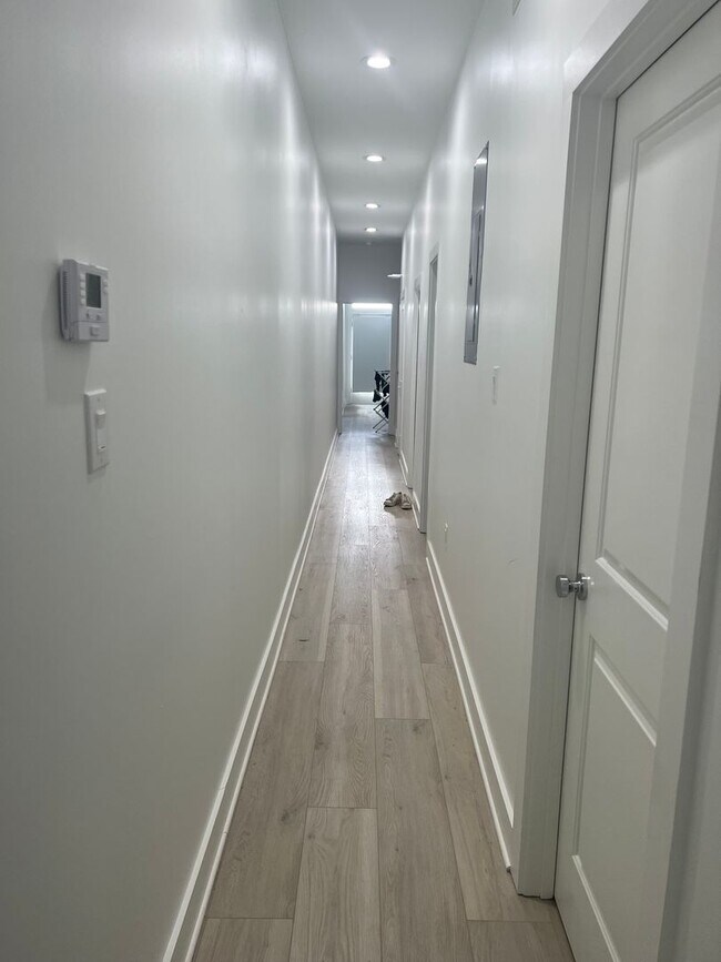 Foto del edificio - New Renovated 5bd/2ba Near Campus with Shared Pool! Available for 18 month lease