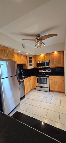 Building Photo - 3300 N Palm Aire Dr