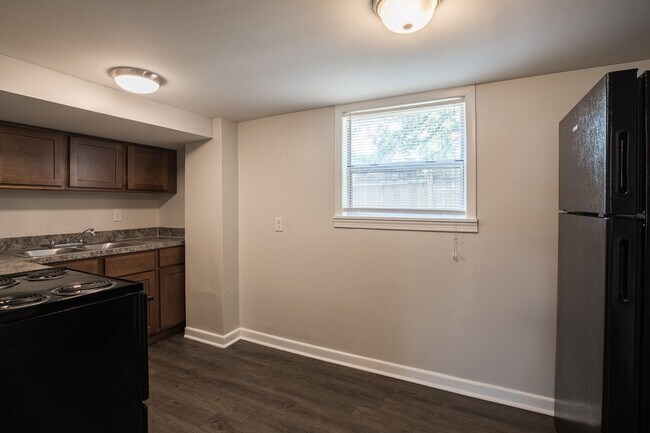 Foto del edificio - Spacious 3 Bedroom, 2 Bathroom Lower Level...