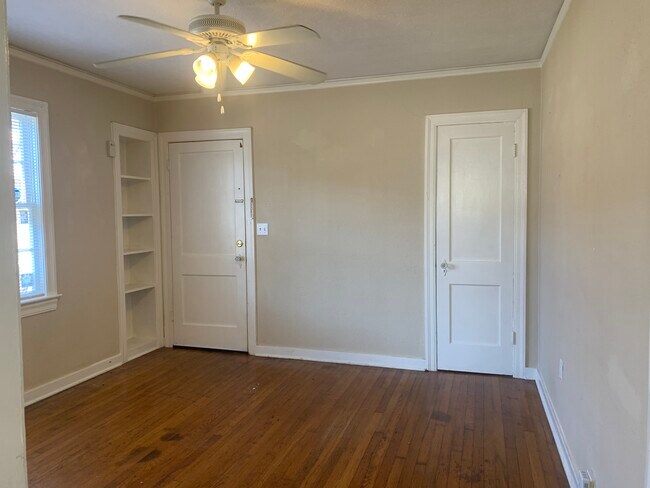 Sala de estar y armario de almacenamiento - 1316 N Jefferson St