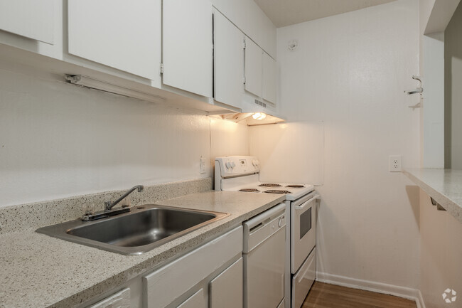 1BR, 1BA - 670SF - Kitchen - Clarkston Oaks Apartments