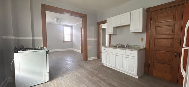 Building Photo - 3017 S Lyman St
