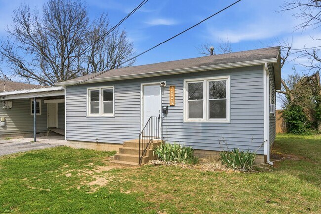 Foto del edificio - 1 Bedroom | 1 Bathroom | House with Carport | Located on a Quiet Street| Lawn Care and Trash Incl...