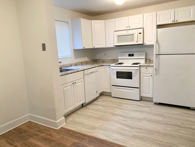 Building Photo - Beautiful Two Bedroom Apt; Salt Lake City, 1,000 sq ft; New Flooring