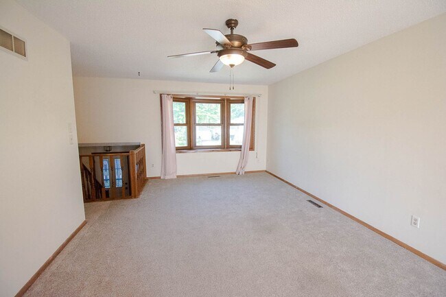 Foto del edificio - Spacious 2 Bed, 1.5 Bath with Oversized Garage!