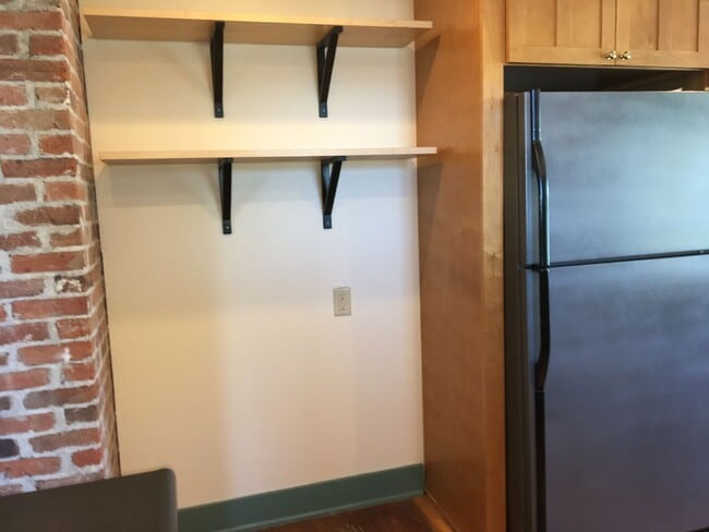 Building Photo - Lovely Single-Family 3BR Home in Vergennes...