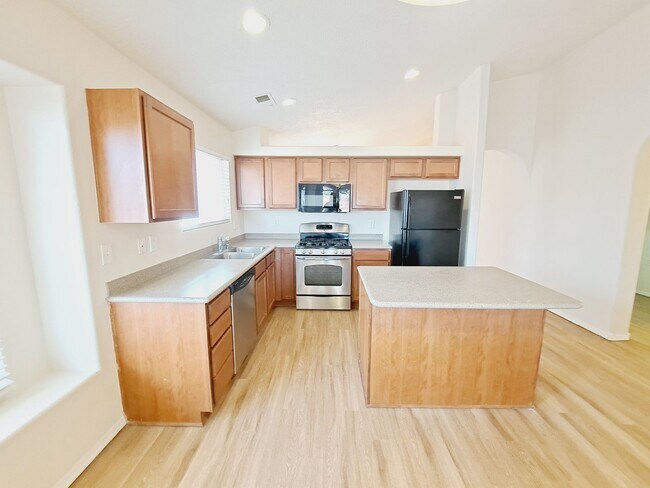 Foto del edificio - MOVE IN SPECIAL! 4  bed, 2 bath 1,800 sq f...