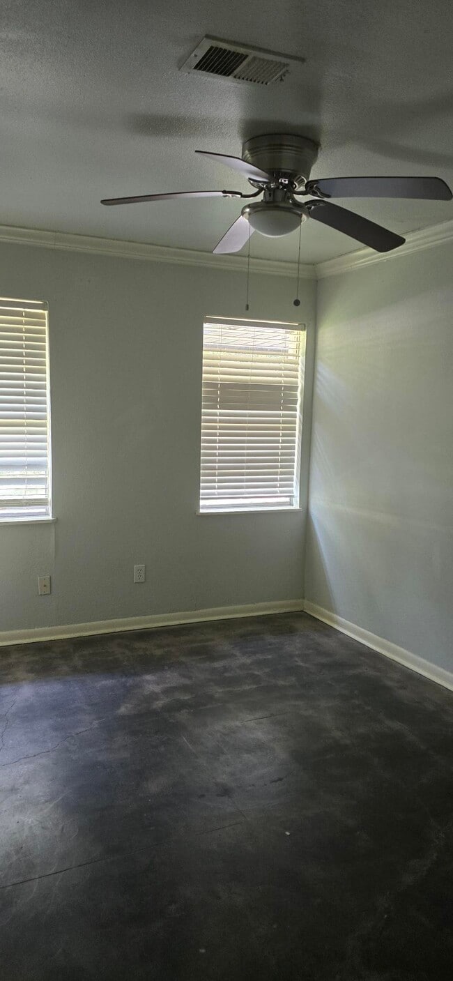 Building Photo - 301 Elbert Ln