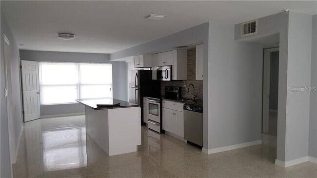 Foto del edificio - 5211 Hemlock Dr