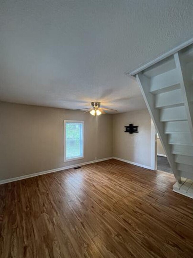 Foto del edificio - Lenoir City 37771 - Charming 3-Bed, 1.5-Bath Farm-Style Home Within City Limits - Contact Chad We...