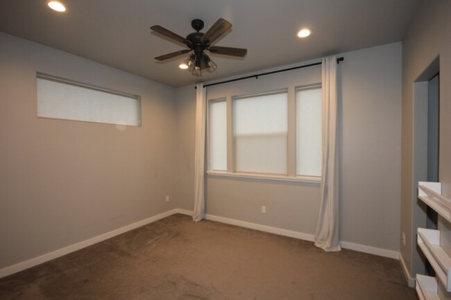 Building Photo - 817 Trailview Way