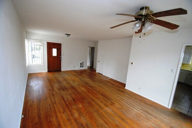 Foto del edificio - **COMING UP IN FEBRUARY**  3BR/1BA LAKEWOOD HOME NEAR MALL $3600.00