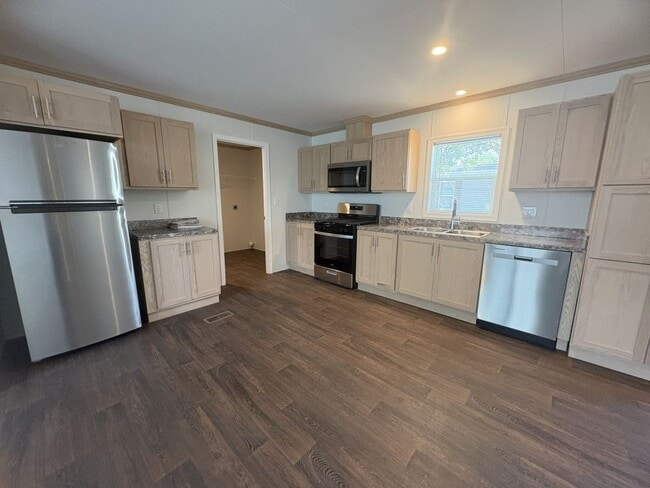 Building Photo - 4502 San Juan Dr S