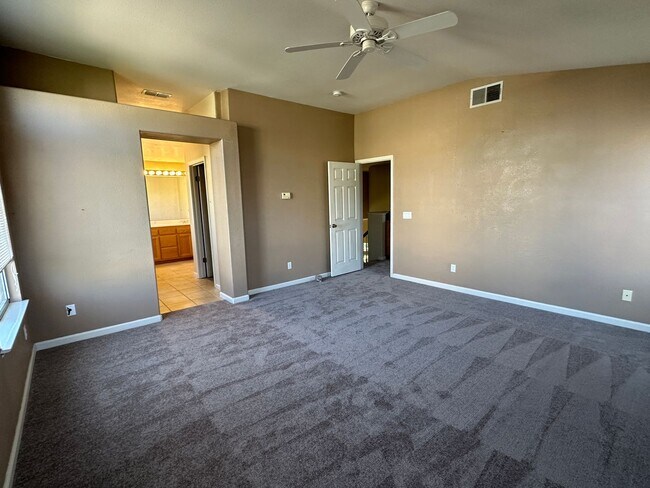 Foto del edificio - Spacious 4BR/2.5BA Home with 3 Car Garage ...