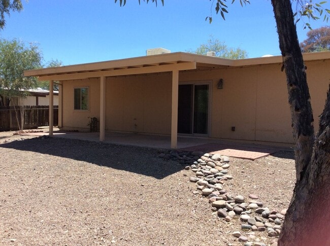 Building Photo - Lovely 3 bedroom Home Near U of A Campus