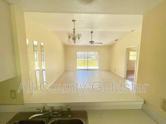 Foto del edificio - 10515 Pendleton Ave