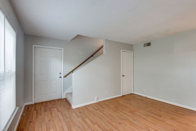 Foto del edificio - 2 bedroom townhouse near the lake!